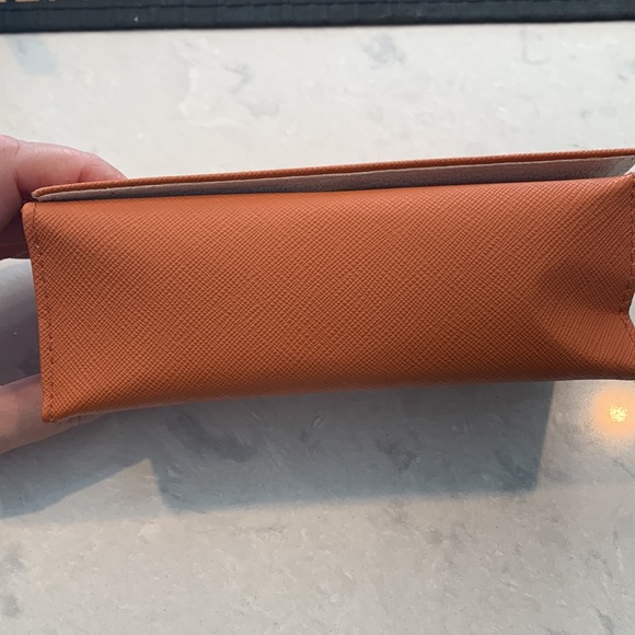 Tory Burch eyeglass case. NWOT. Burnt orange with gold Tory Burch logo and snap - Picture 6 of 8